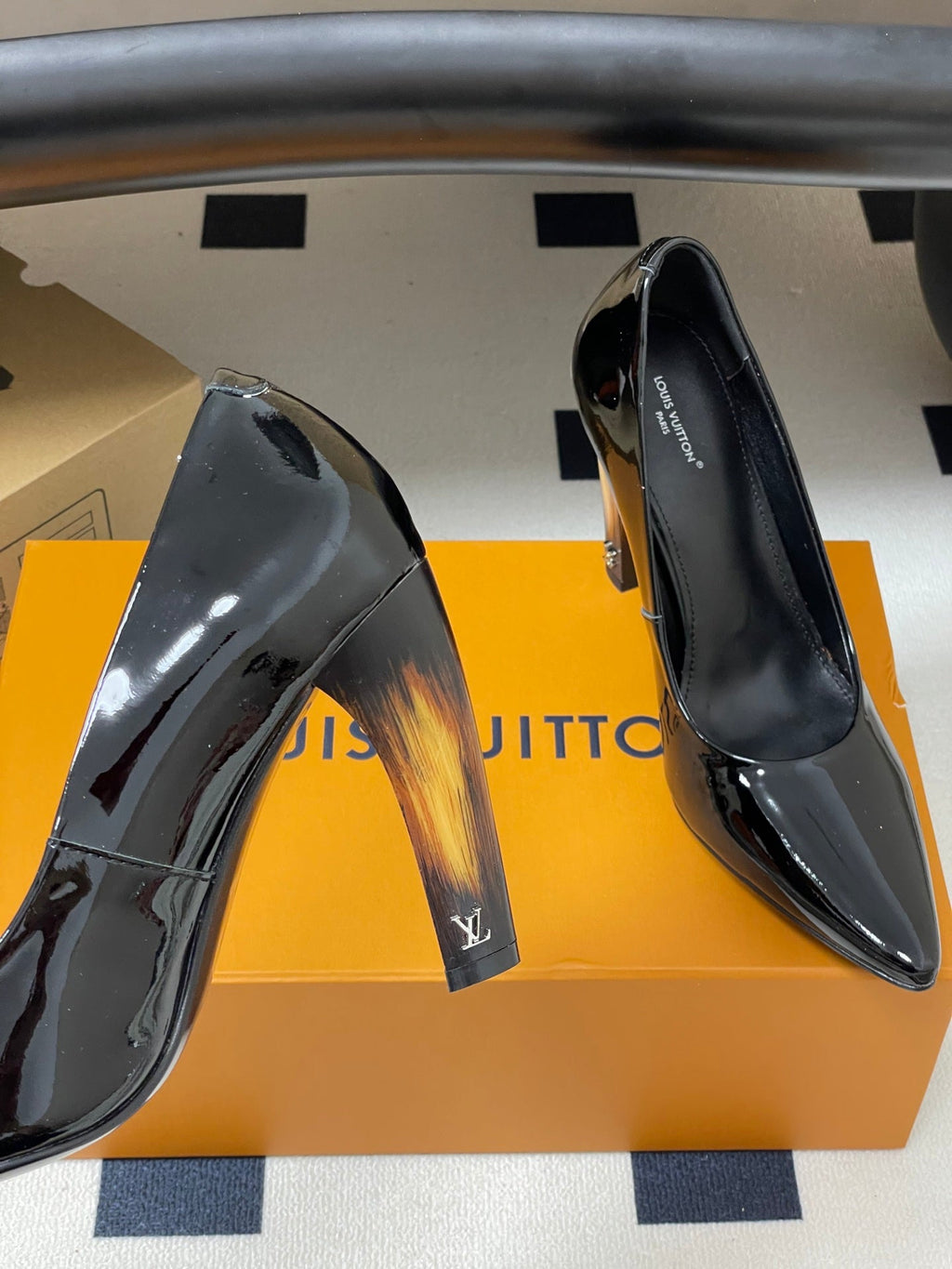 LV 26s Pumps 10.5cm Black Patent Leather 888229