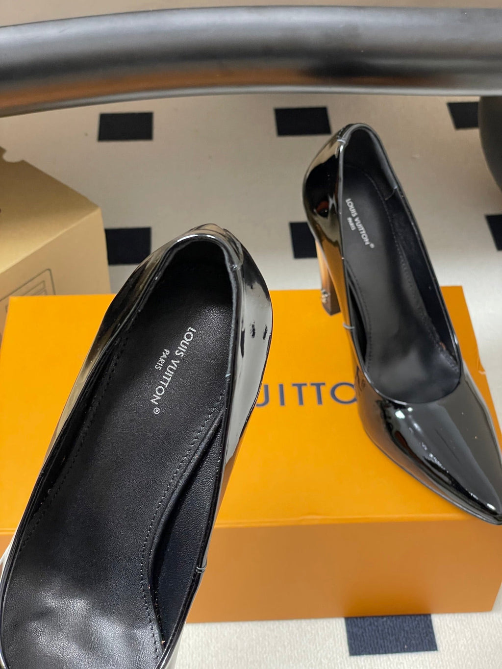 LV 26s Pumps 10.5cm Black Patent Leather 888229
