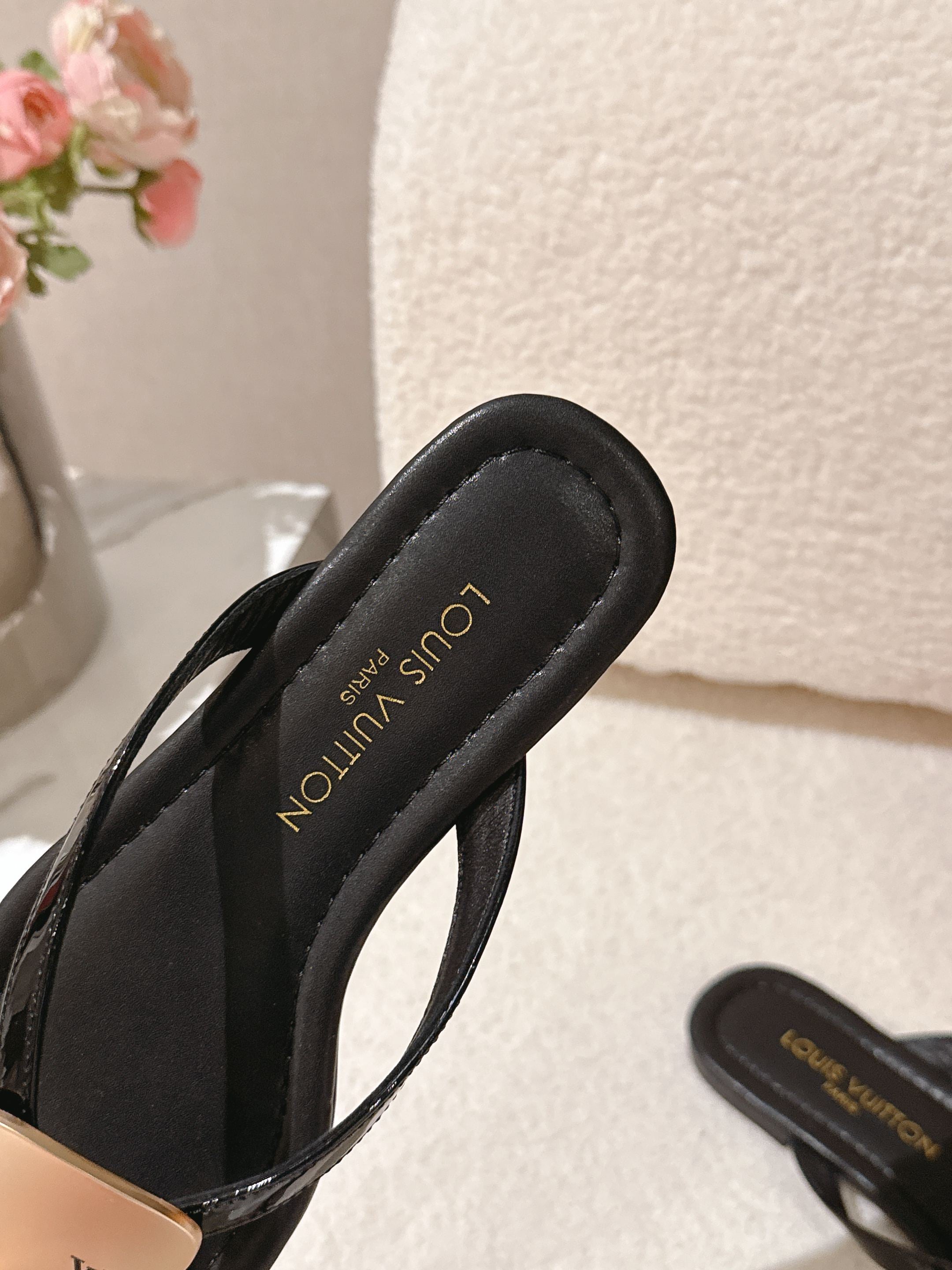 LV Sunkiss Mules Black Sheepskin 840385