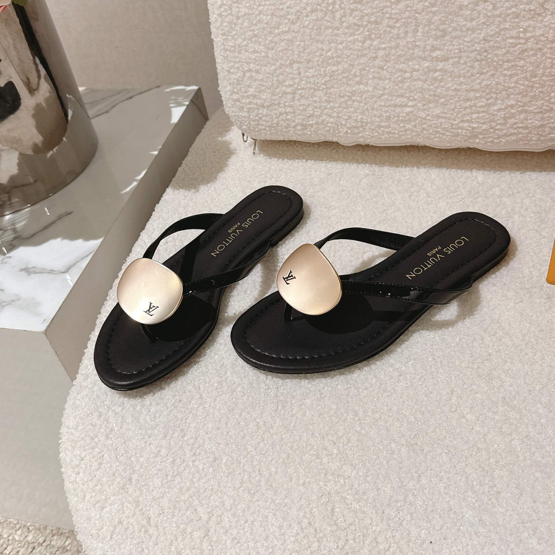 LV Sunkiss Mules Black Sheepskin 840385