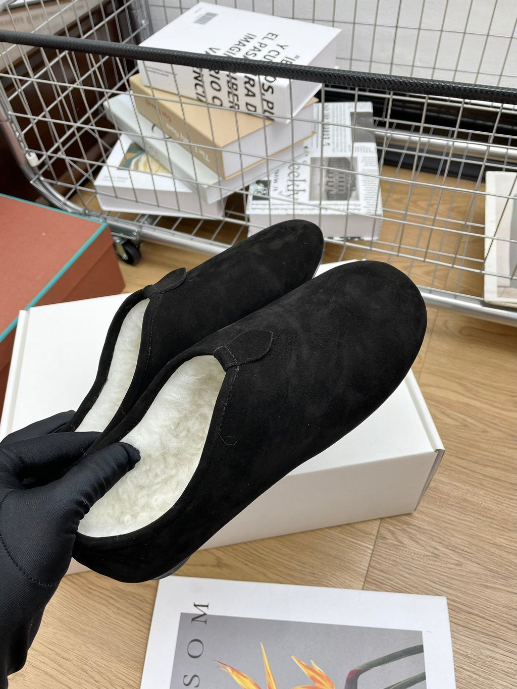 LP Cocooning Floaty Flat Black Wool Fleece Lining And Suede 989991