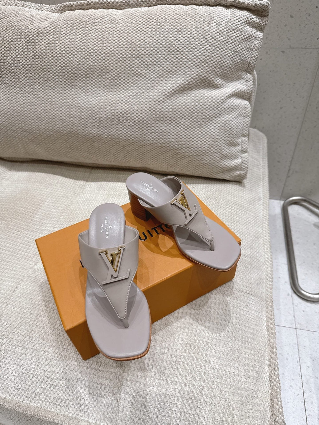 LV Mare Thong 5cm Grey Sheepskin 849345