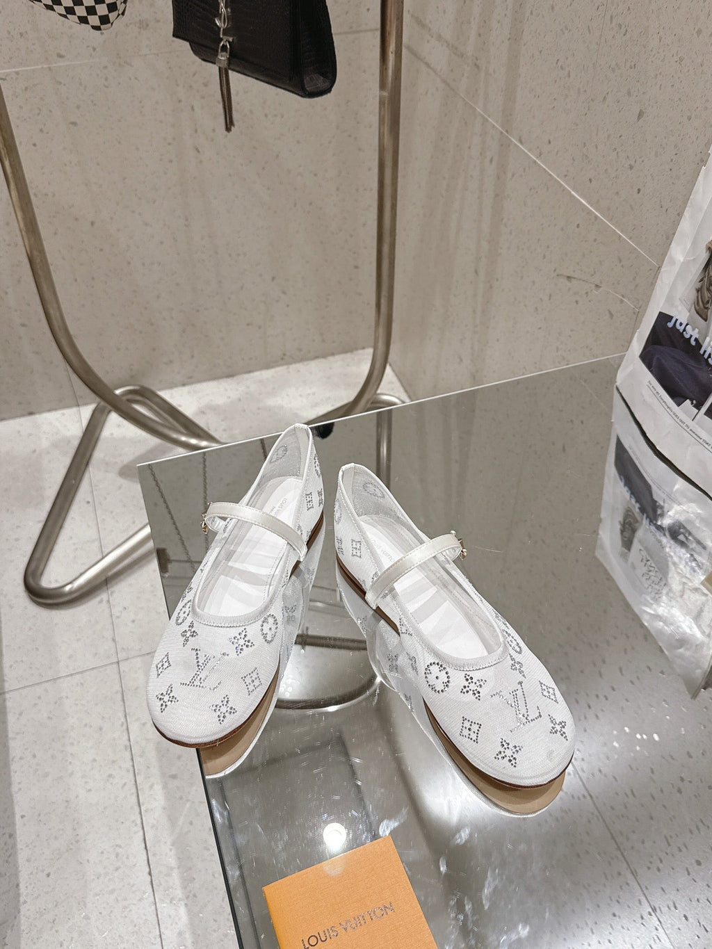 LV 26s Romy Flat Ballerina White Mesh 849379