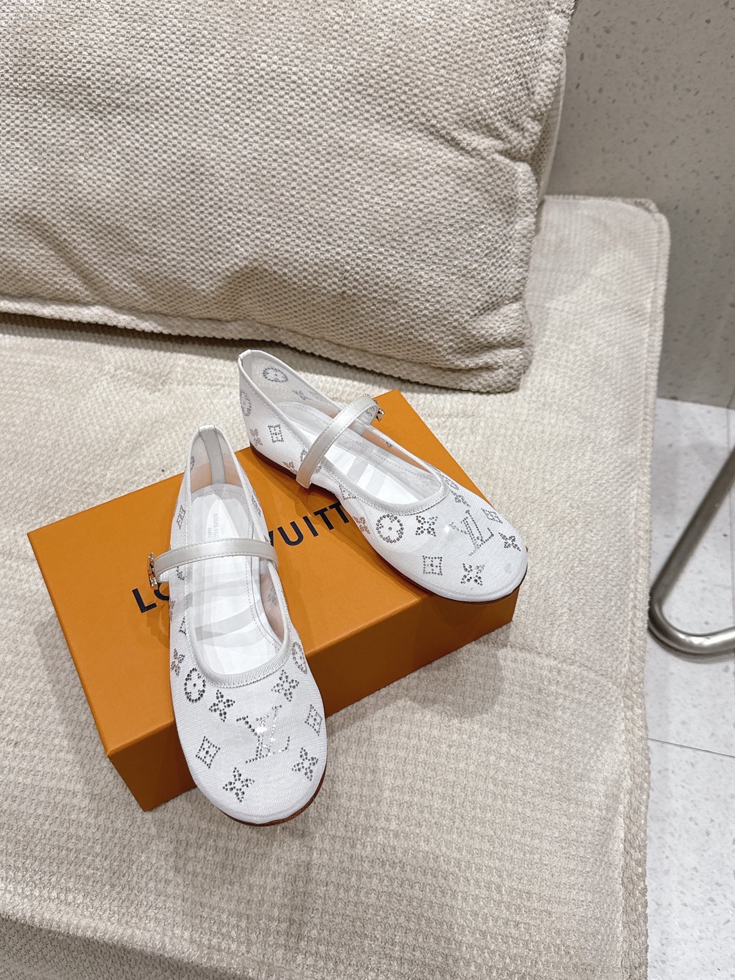 LV 26s Romy Flat Ballerina White Mesh 849379