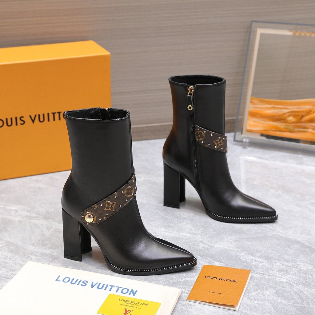 LV x Silhouette V-heel Pointed Toe Knight Boots 95mm Black Sheepskin 425683