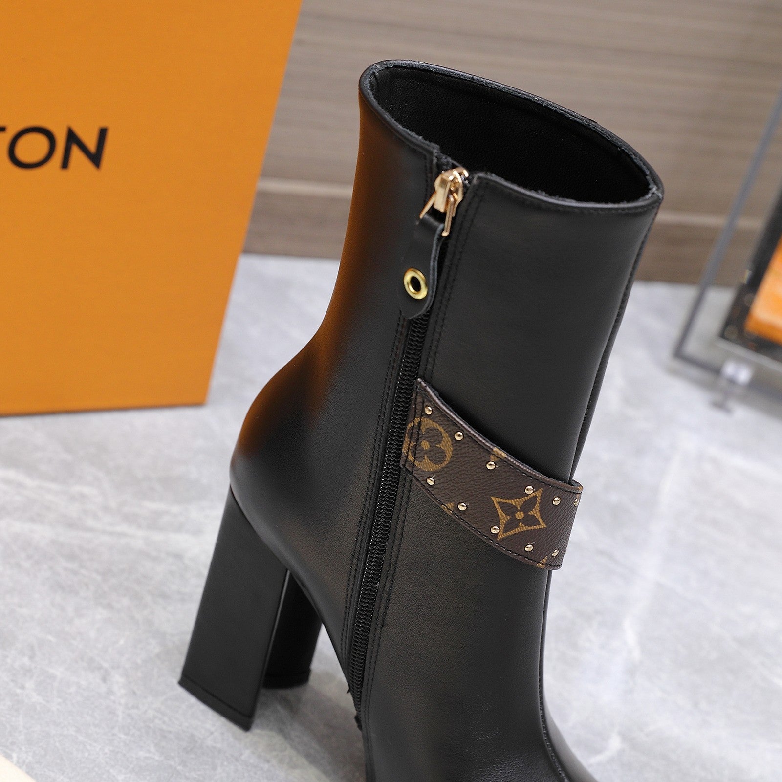 LV x Silhouette V-heel Pointed Toe Knight Boots 95mm Black Sheepskin 425683