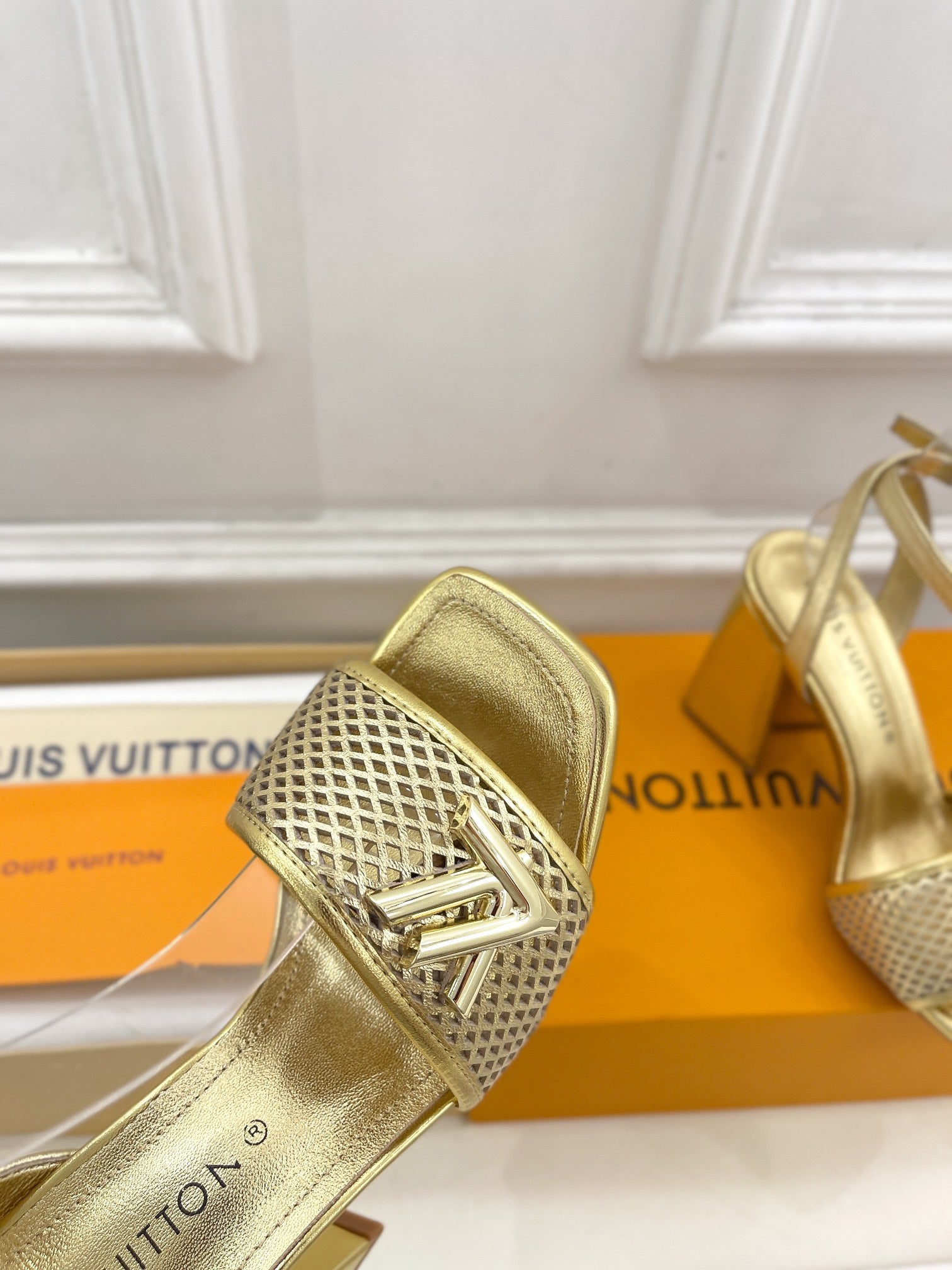 shake platform 90 gold metalic calfskin