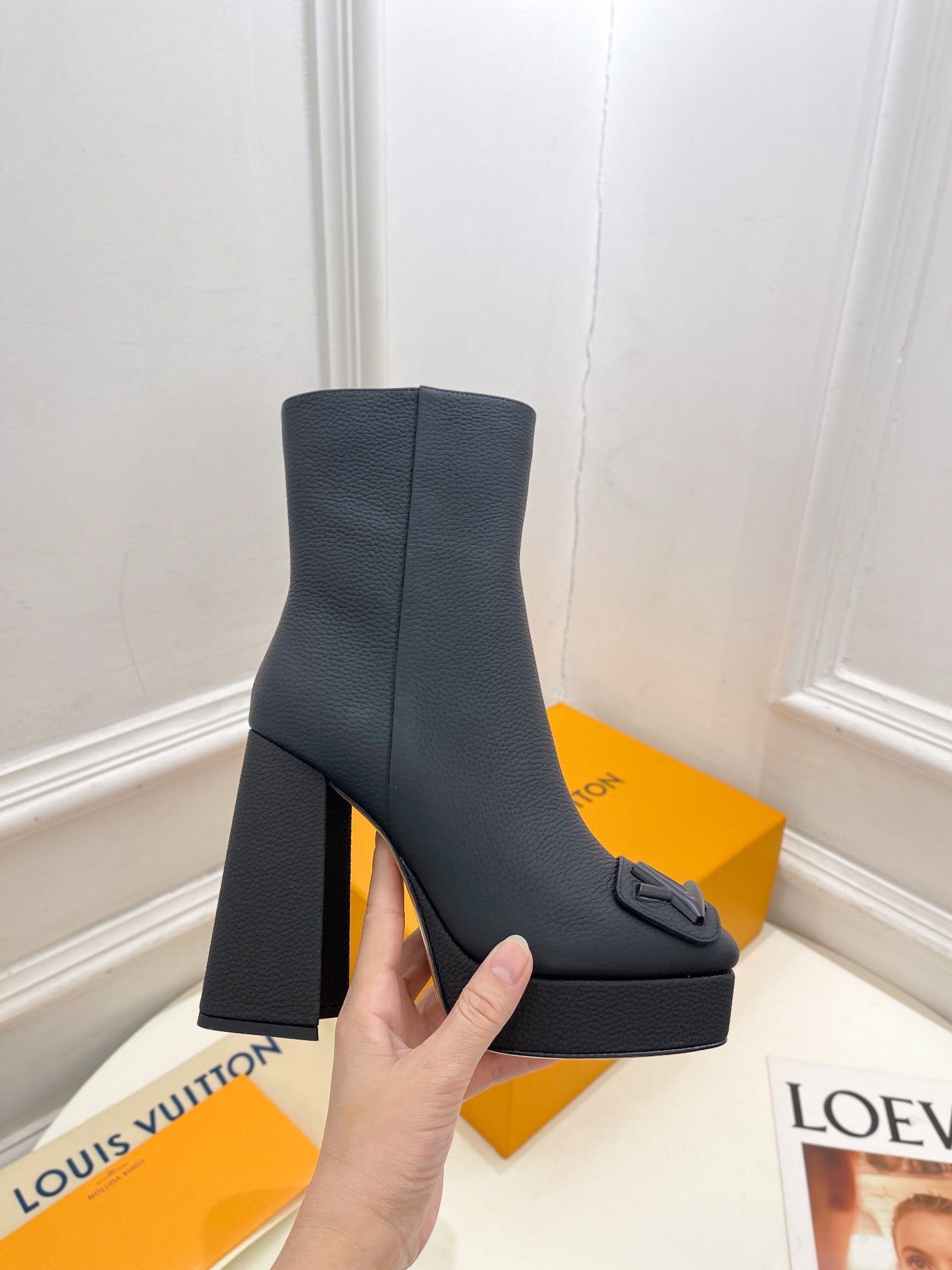 ANKLE BOOTS BLOCK HEEL 9 CM IN BLACK PEPPLE CALFSKIN