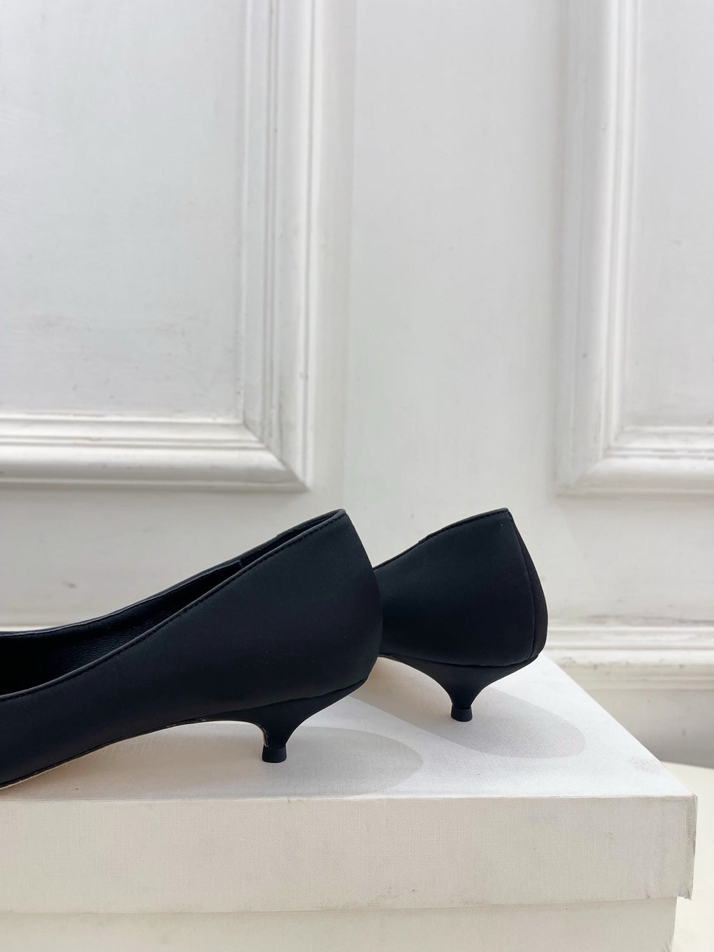 The Row 25ss TR Kitten heel Pointed Toe Shoes 35mm Black Frabic Sheepskin 425556
